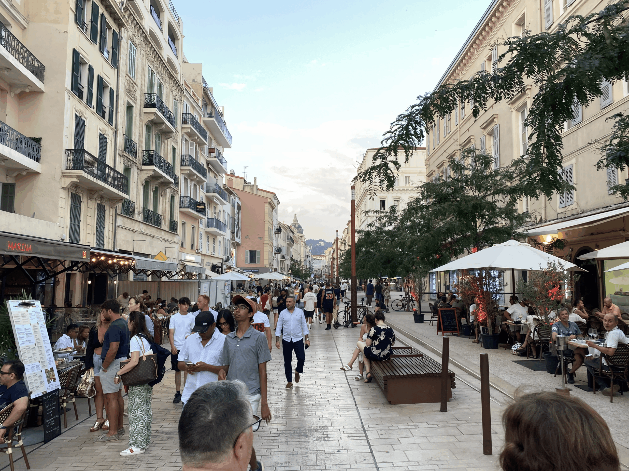 Ferrari et sculpture sous le Carlton Cannes